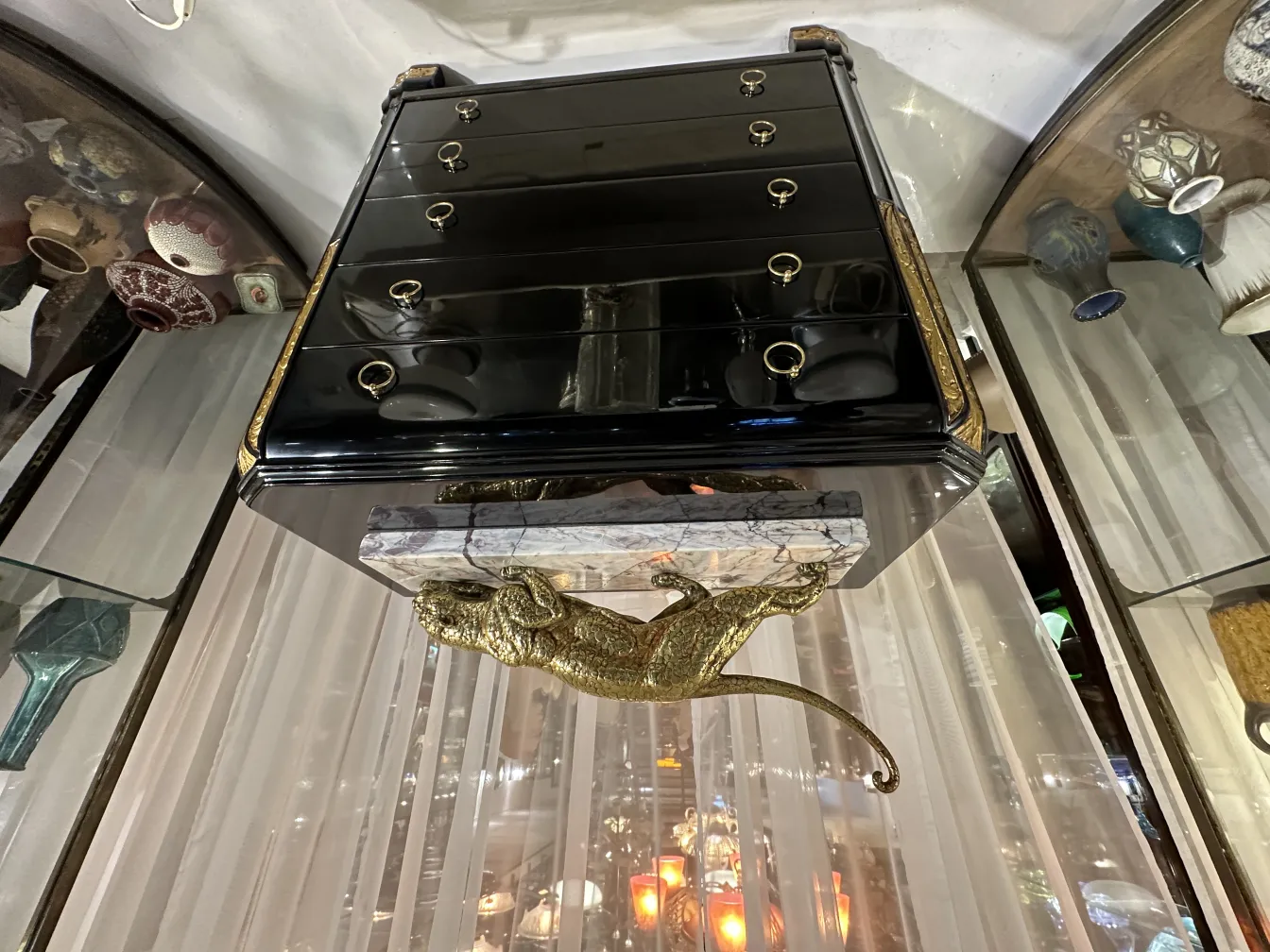 antike dekorative Skulptur mit Tierdesign in Gold