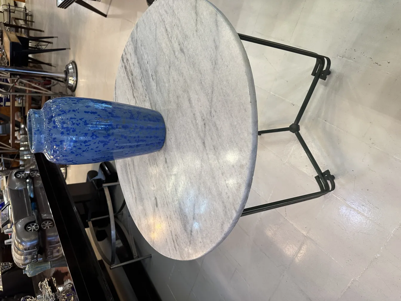 Antiker blauer Keramikvase mit länglicher Form, heller Hintergrund.