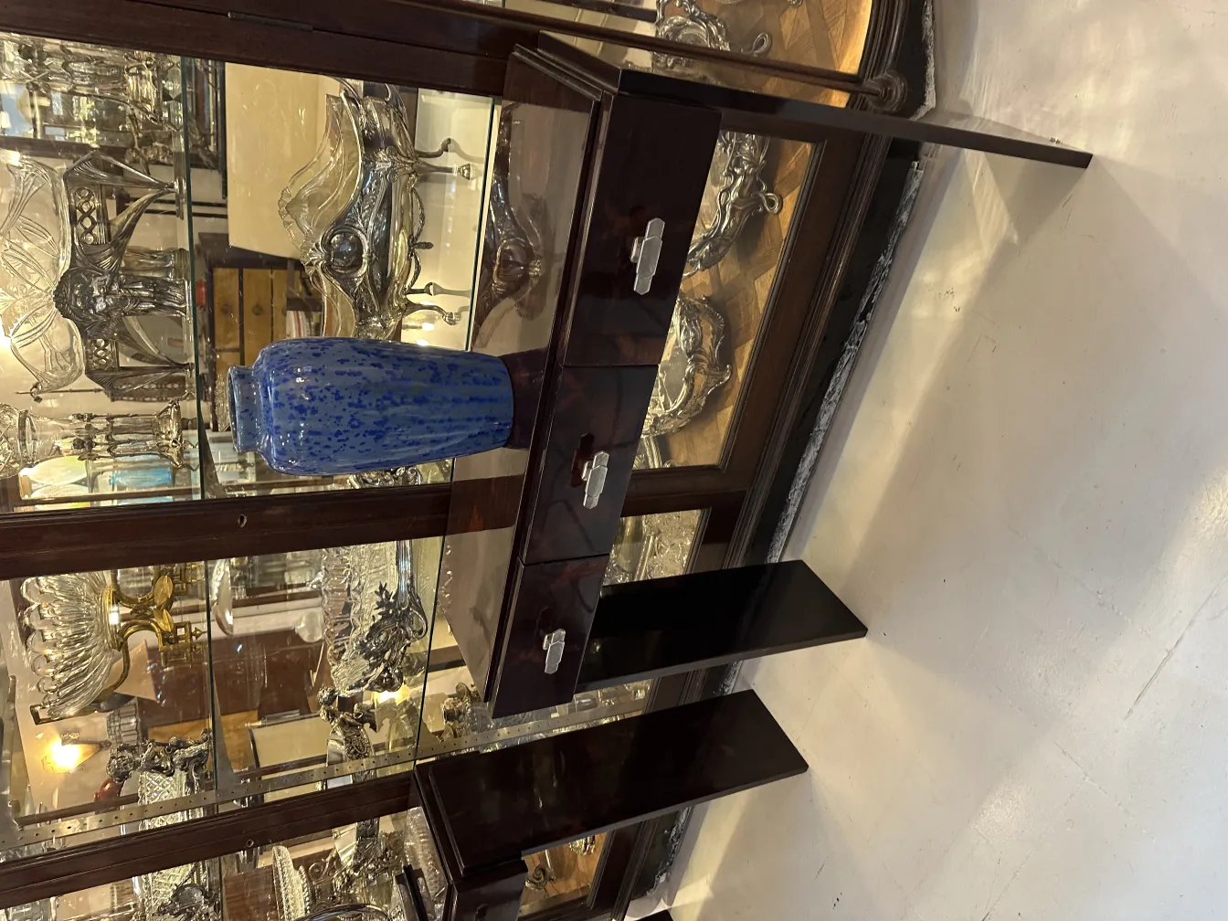 Vase ancien en céramique bleue dans un cadre antique avec des objets décoratifs