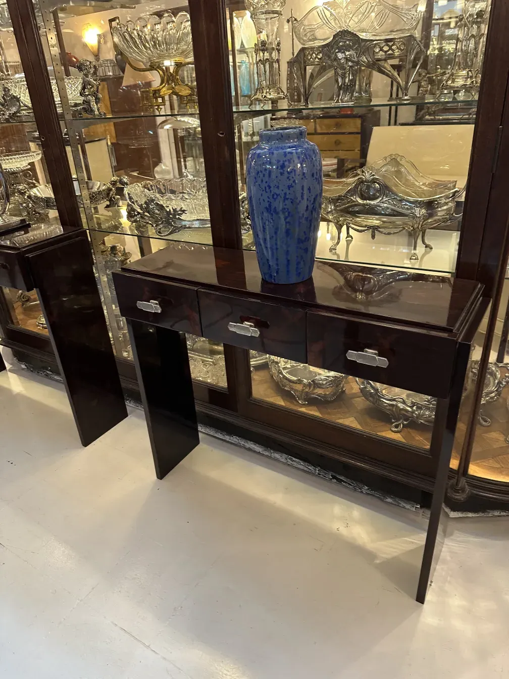 decorativa ceramica azul en vitrina con antigüedades