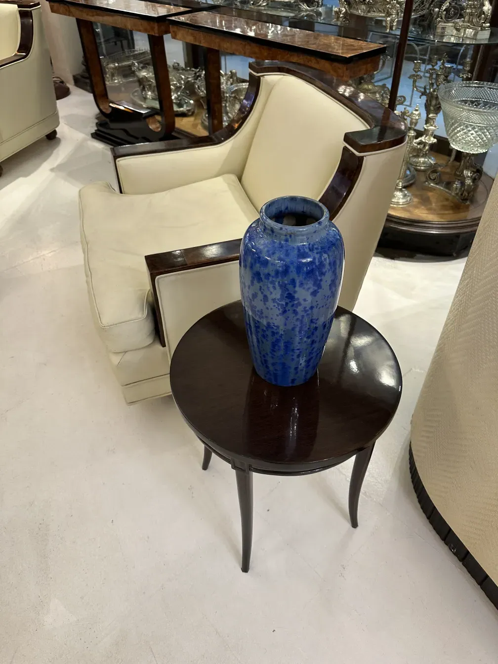 vaso cerâmico azul decorativo em mesa antiga