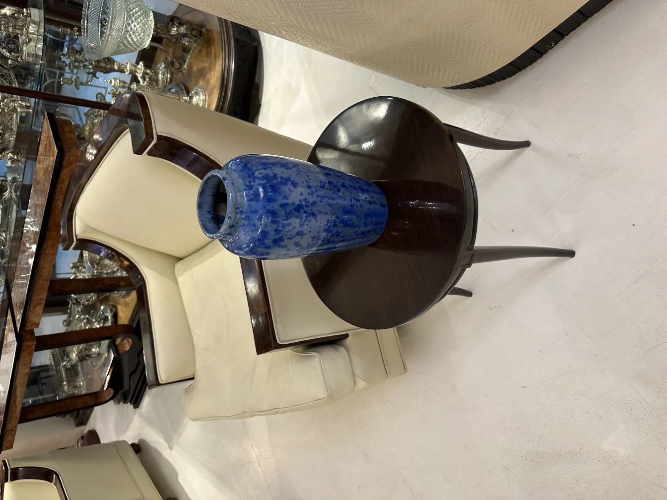 ceramica blu antica su un tavolo rotondo con sfondo chiaro