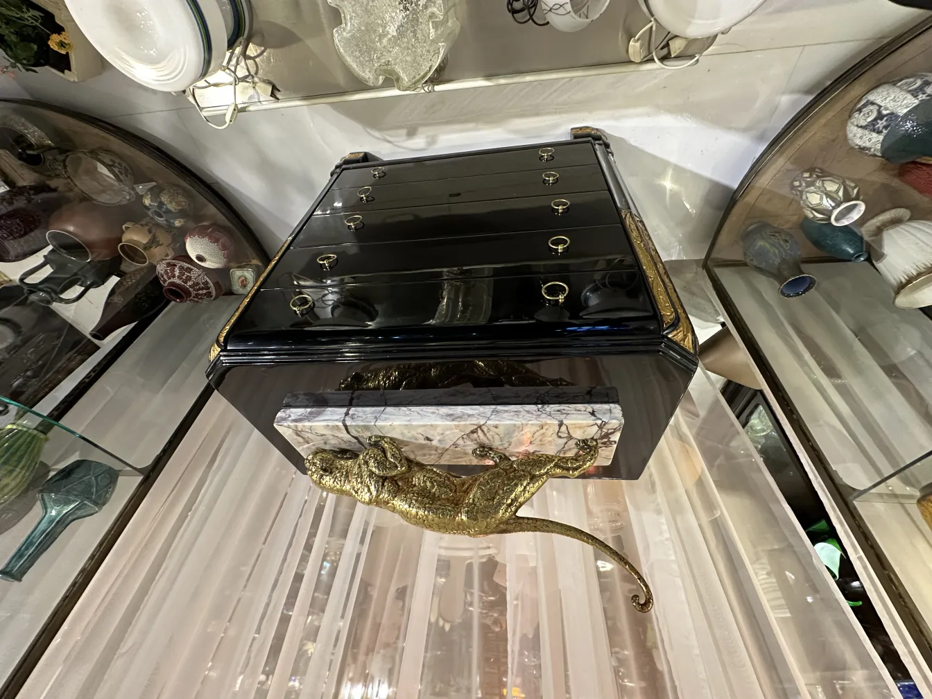 escultura decorativa com base de mármore antigo e figura dourada