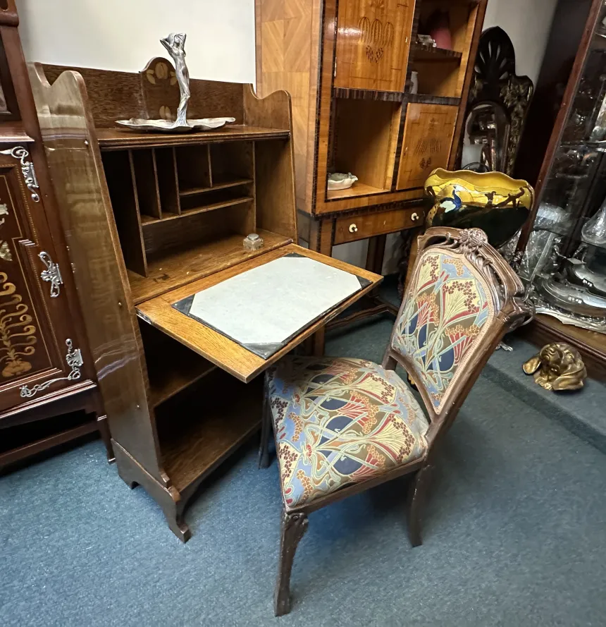 escritorio antiguo con compartimentos y placa de escritura