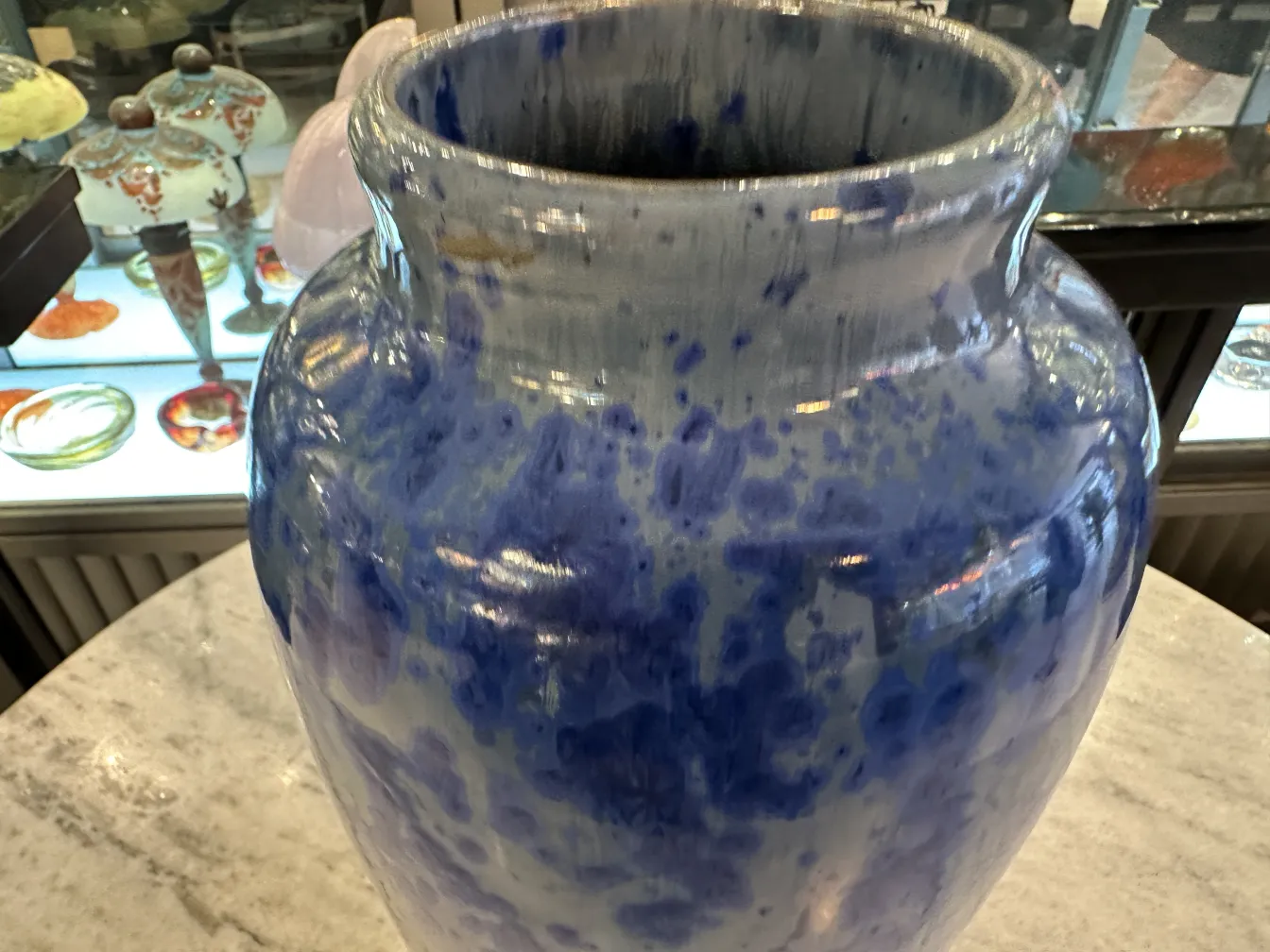Vaso antico in ceramica blu con diverse sfumature