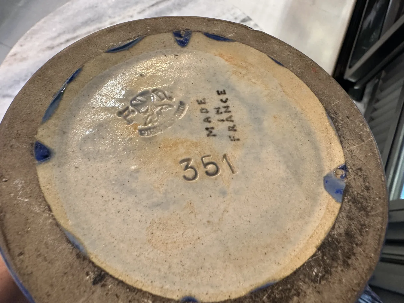 古典陶瓷杯，带有蓝色装饰和法国标记。