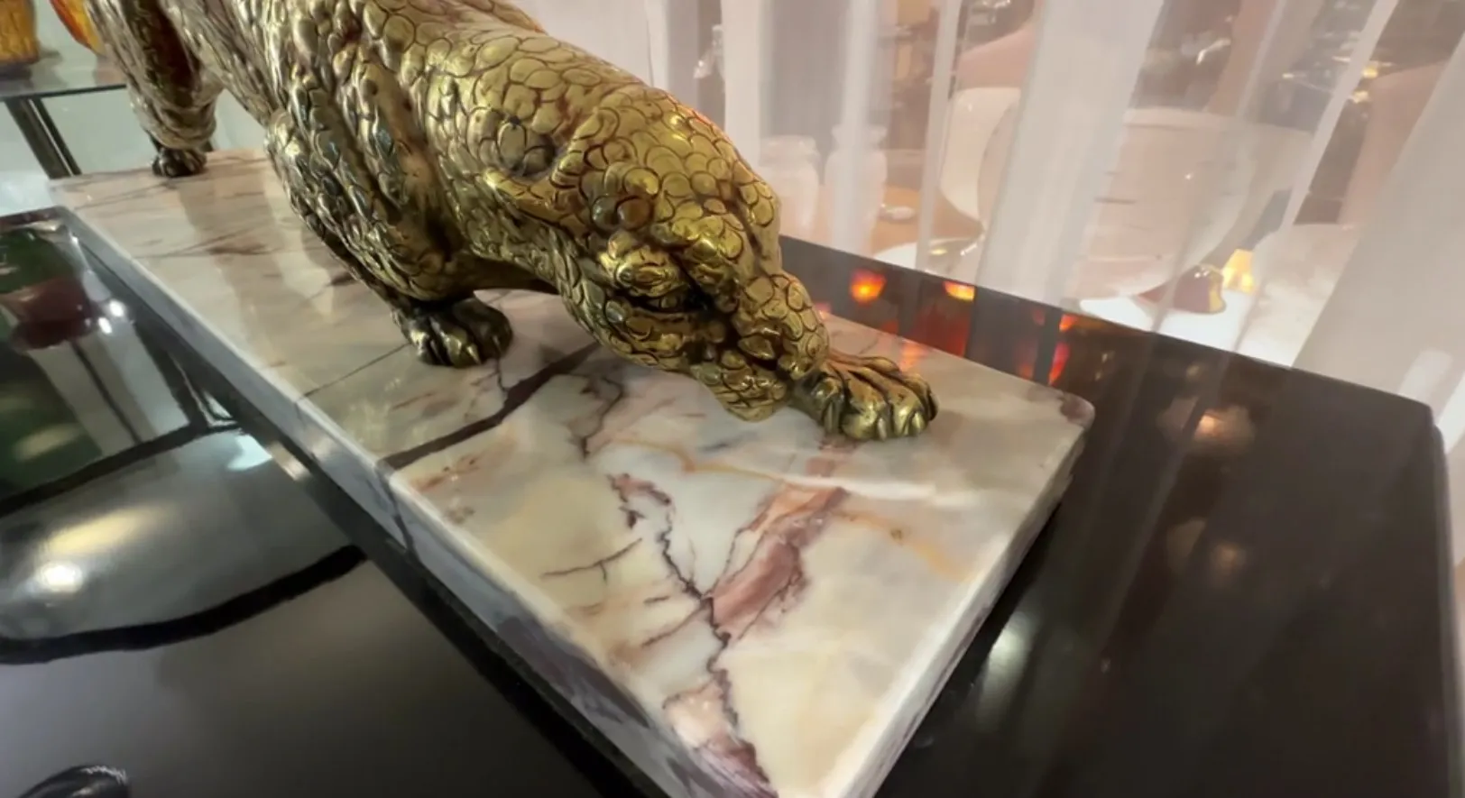 scultura antica di felino, posizionata su una base