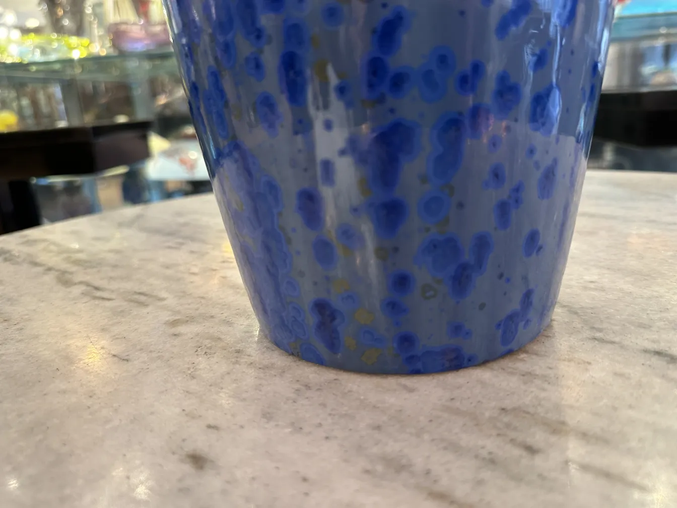 Tazza di ceramica antica blu con motivi.