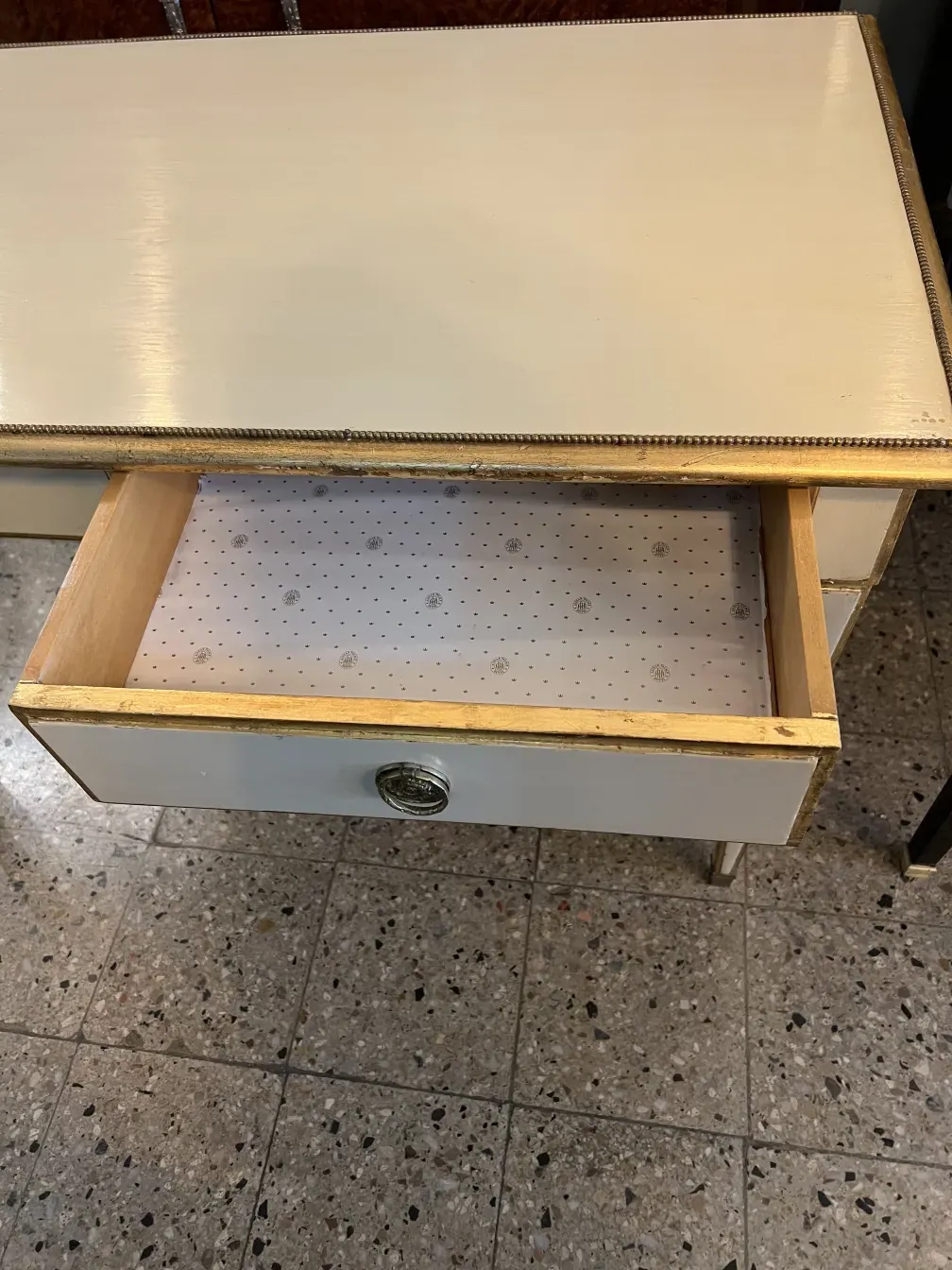 Antiker Schreibtisch des Alvear Palace Hotels in Argentinien mit geöffnetem Schublade.