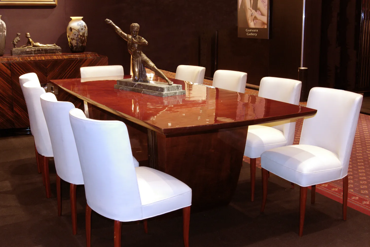 scultura antica di un uomo su un tavolo elegante