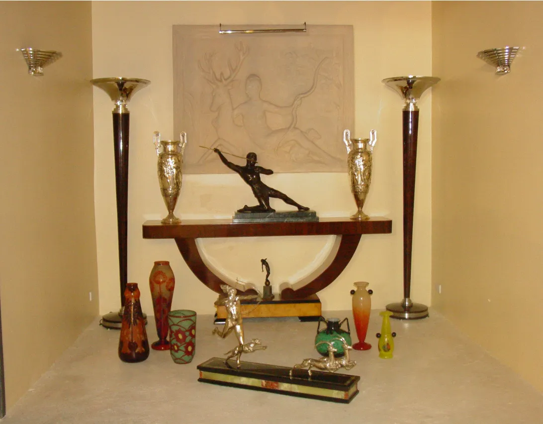 escultura antiga em destaque em uma mesa com decoração