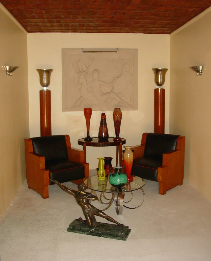 scultura antica di figura umana con sfondo decorativo