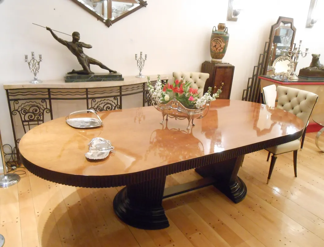 escultura antiga em um ambiente elegante com flores