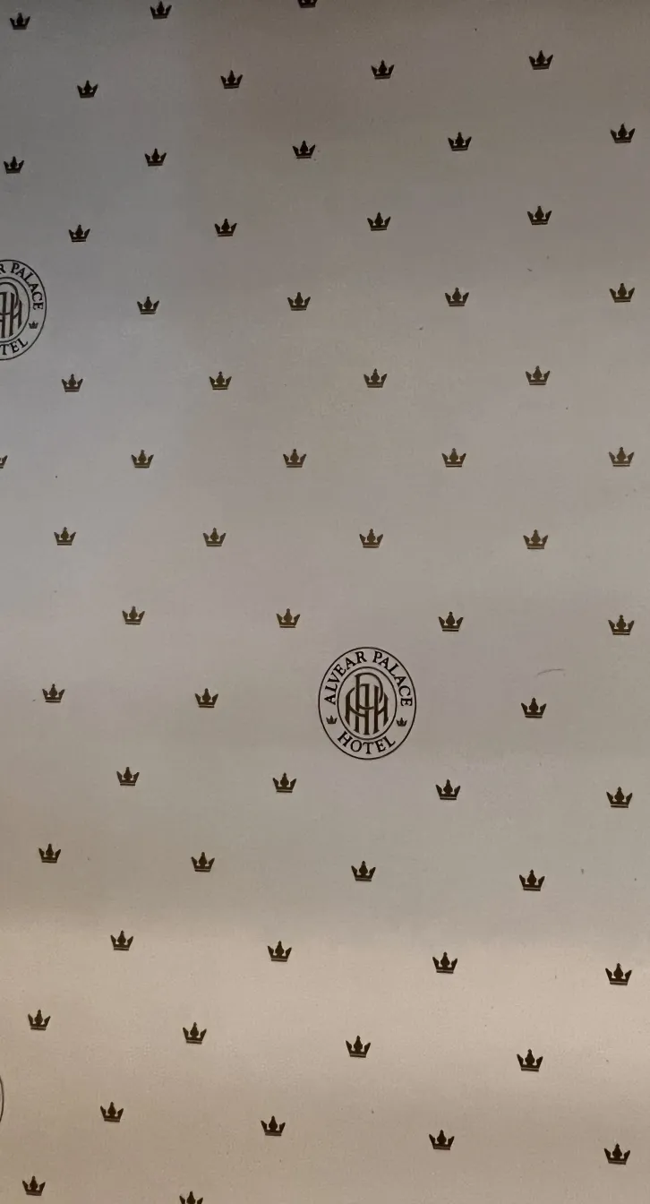 Bureau ancien à l'Hôtel Alvear Palace avec détails de couronnes