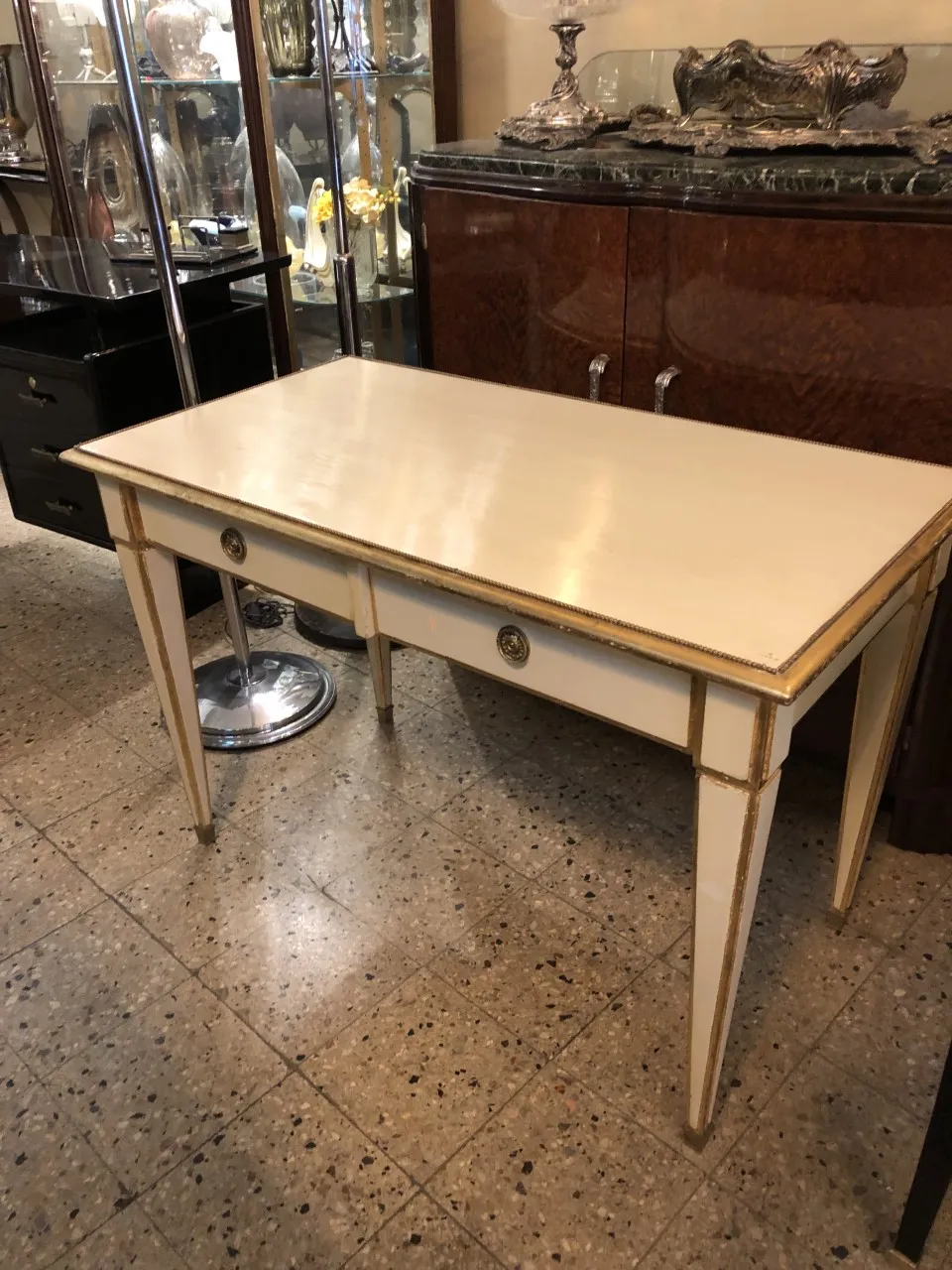 bureau antique de l'Hôtel Alvear Palace en Argentine avec des détails dorés