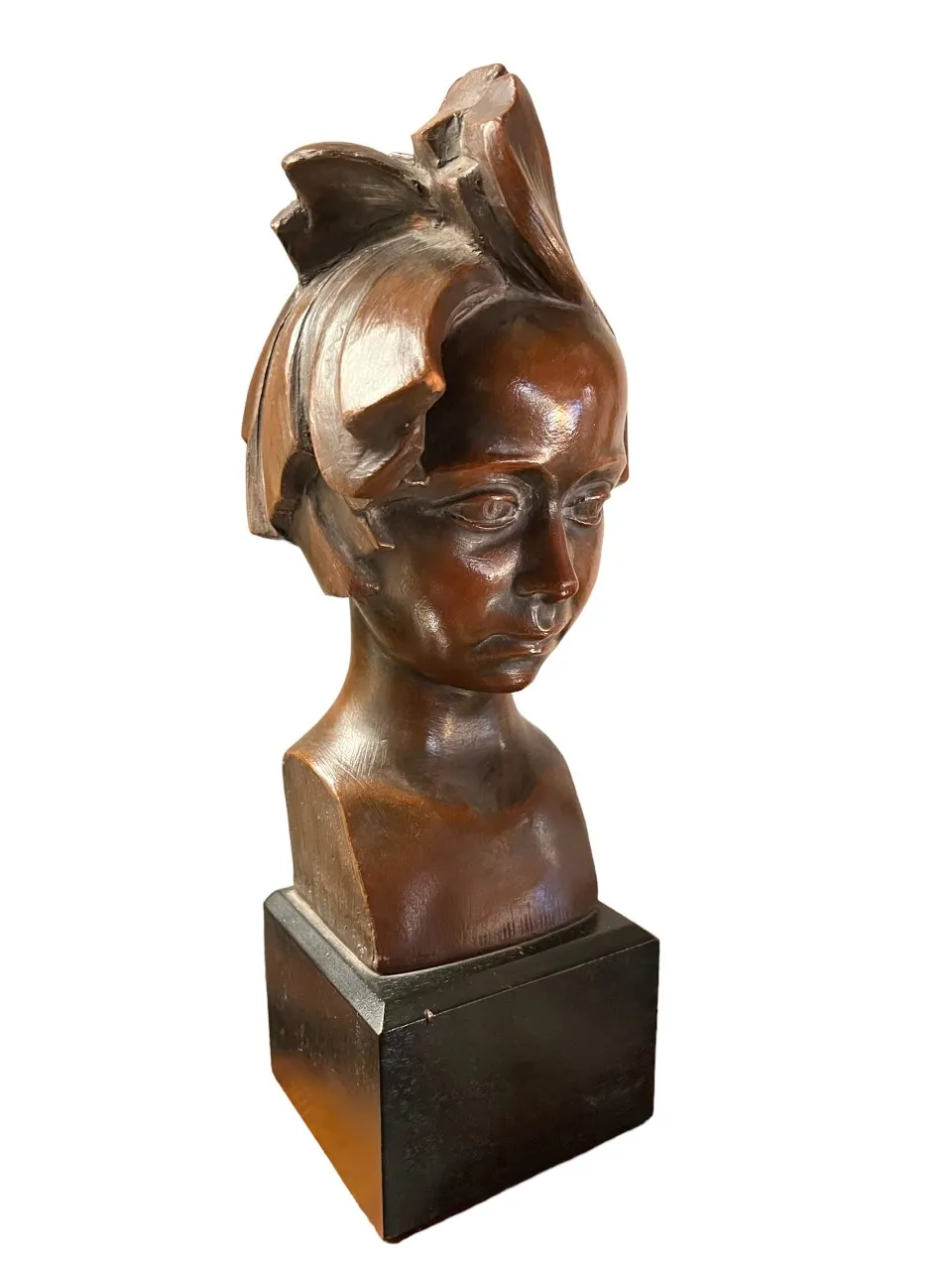 scultura antica di un busto con espressione serena e dettagli