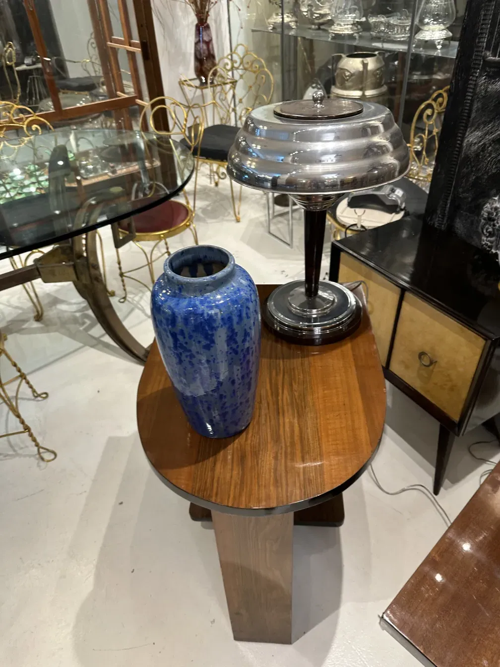 jarrón decorativo azul en mesa de madera antigua, Pierrefonds