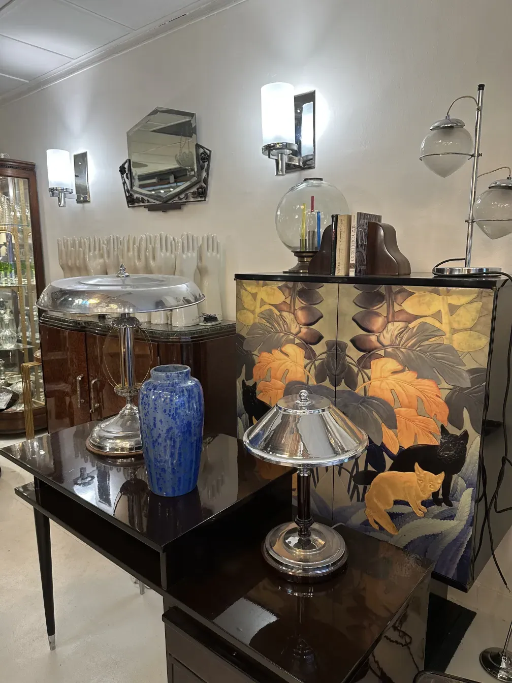 Jarrón de cerámica azul sobre mesa, fondo de antigüedades