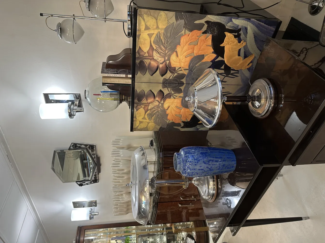 पुरानी सजावटी मिट्टी के पात्र, एक मेज पर।