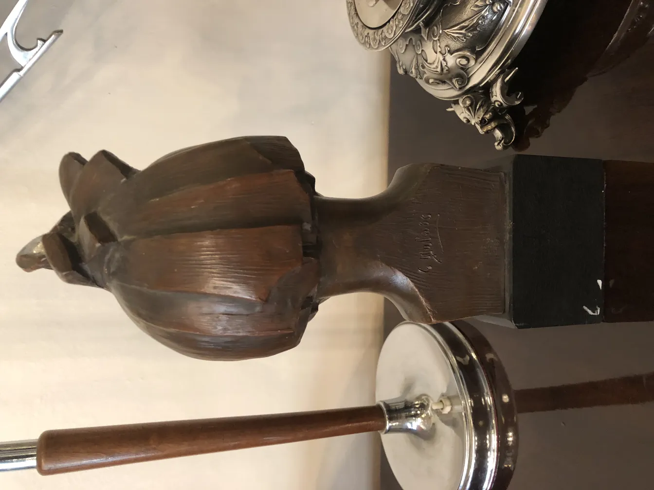 scultura antica decorativa con dettagli eleganti in un ambiente raffinato