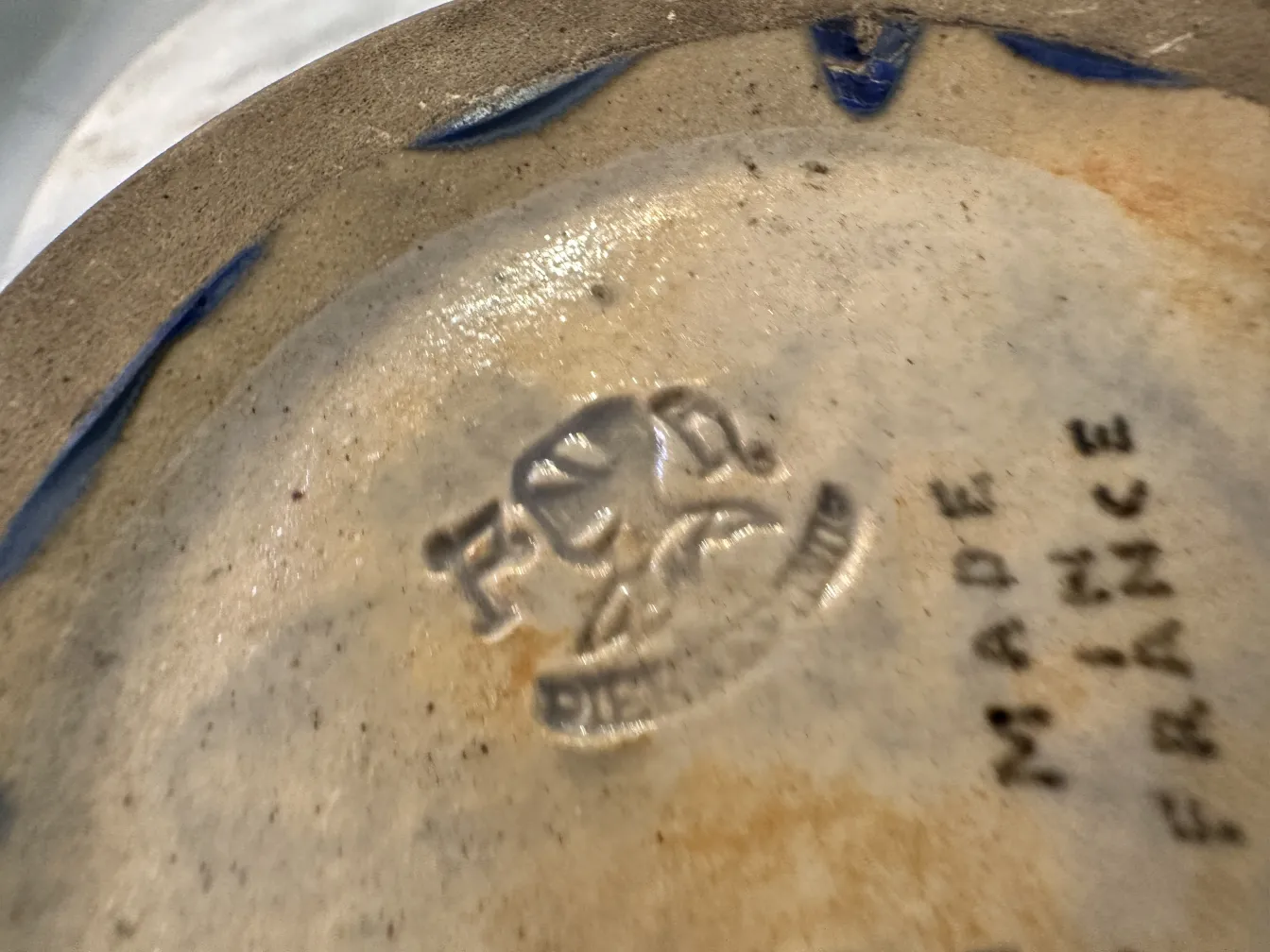 Timbre visible sur pièce de céramique décorative