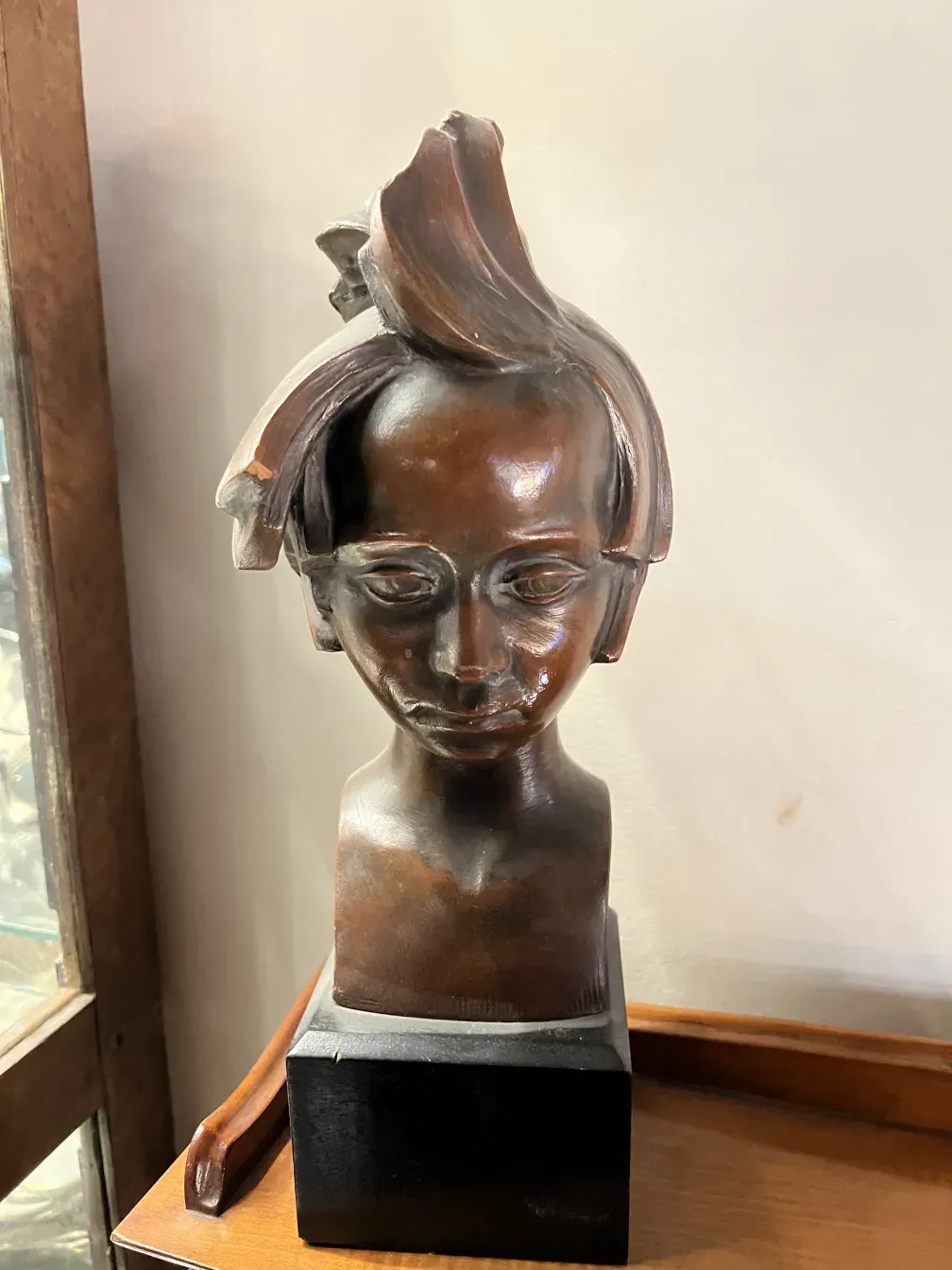 scultura antica che rappresenta una testa umana con dettagli del viso