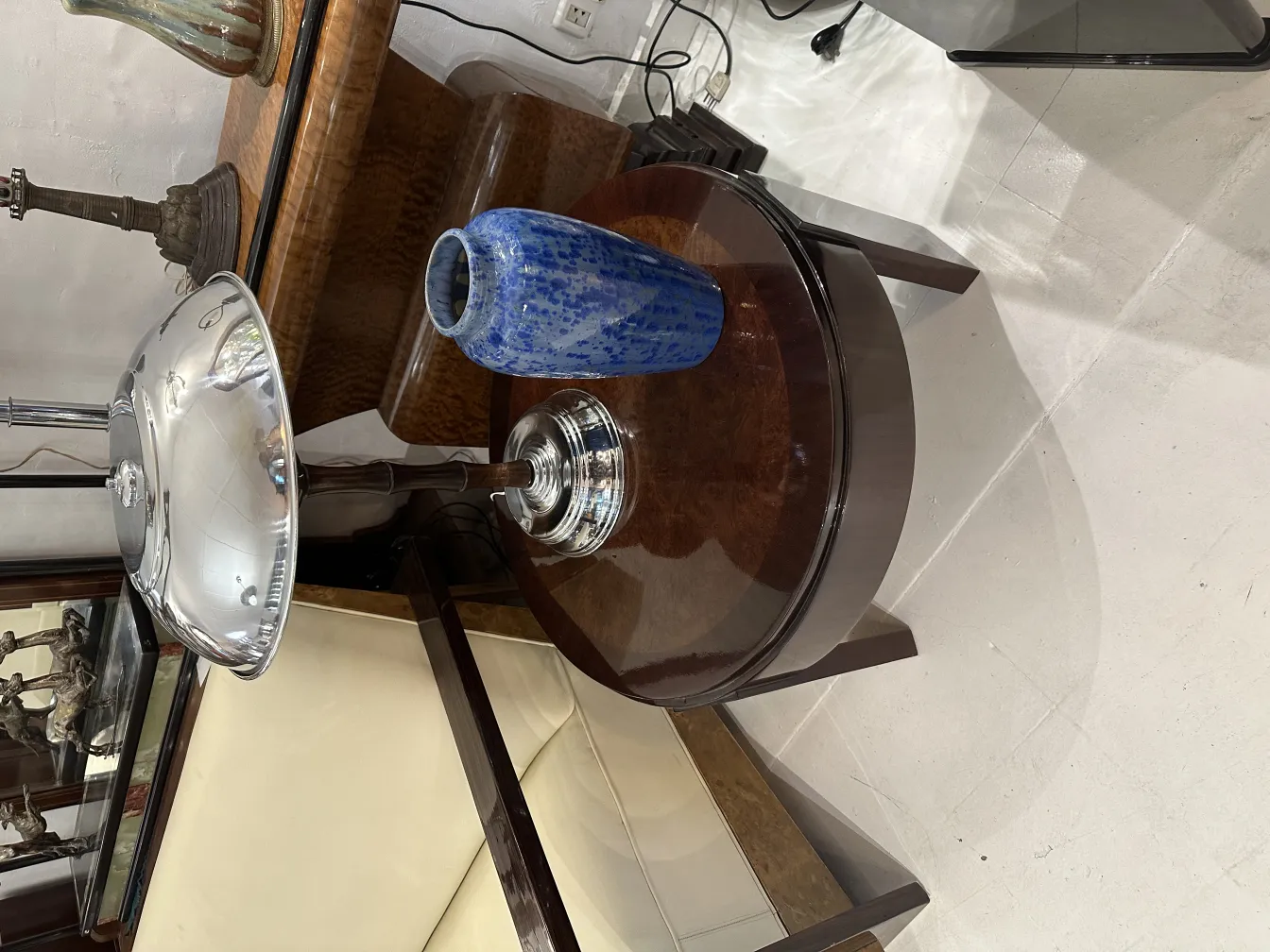 vaso azul de cerâmica decorativa em mesa