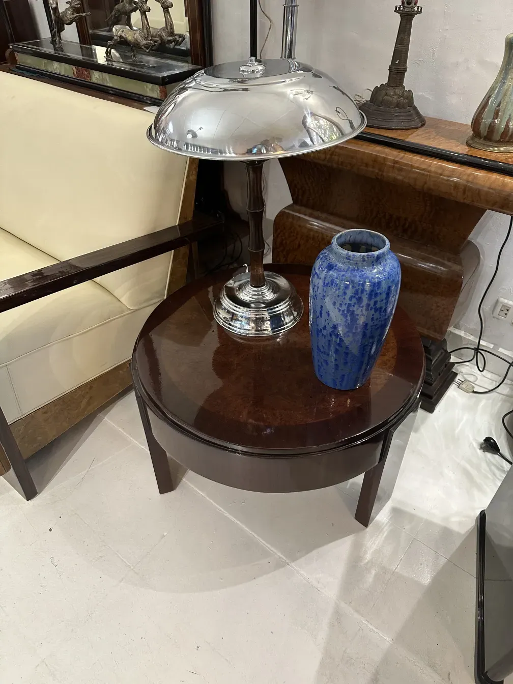 Vase en céramique bleue antique sur une table en bois