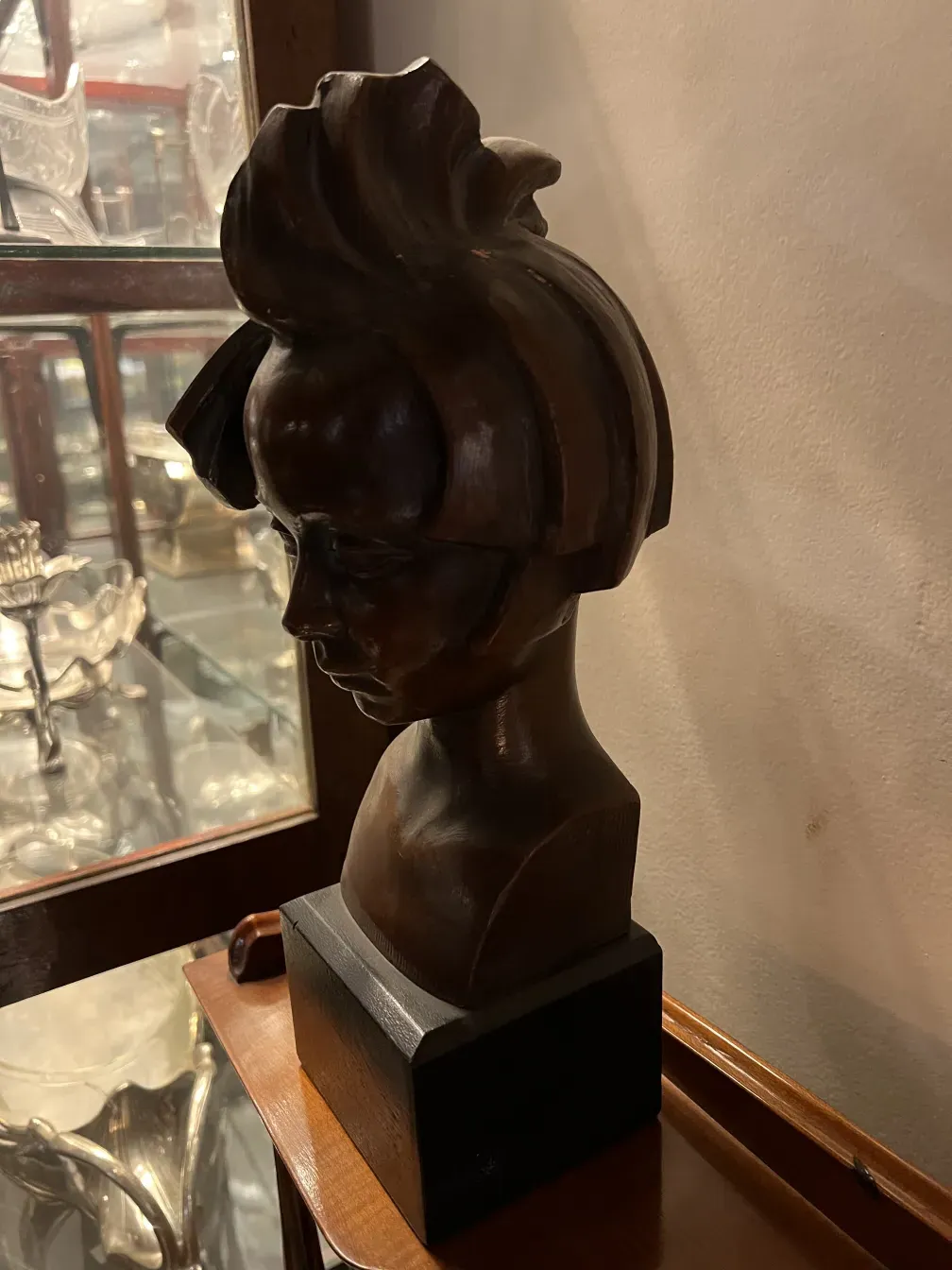 escultura antigua de un rostro en un entorno elegante