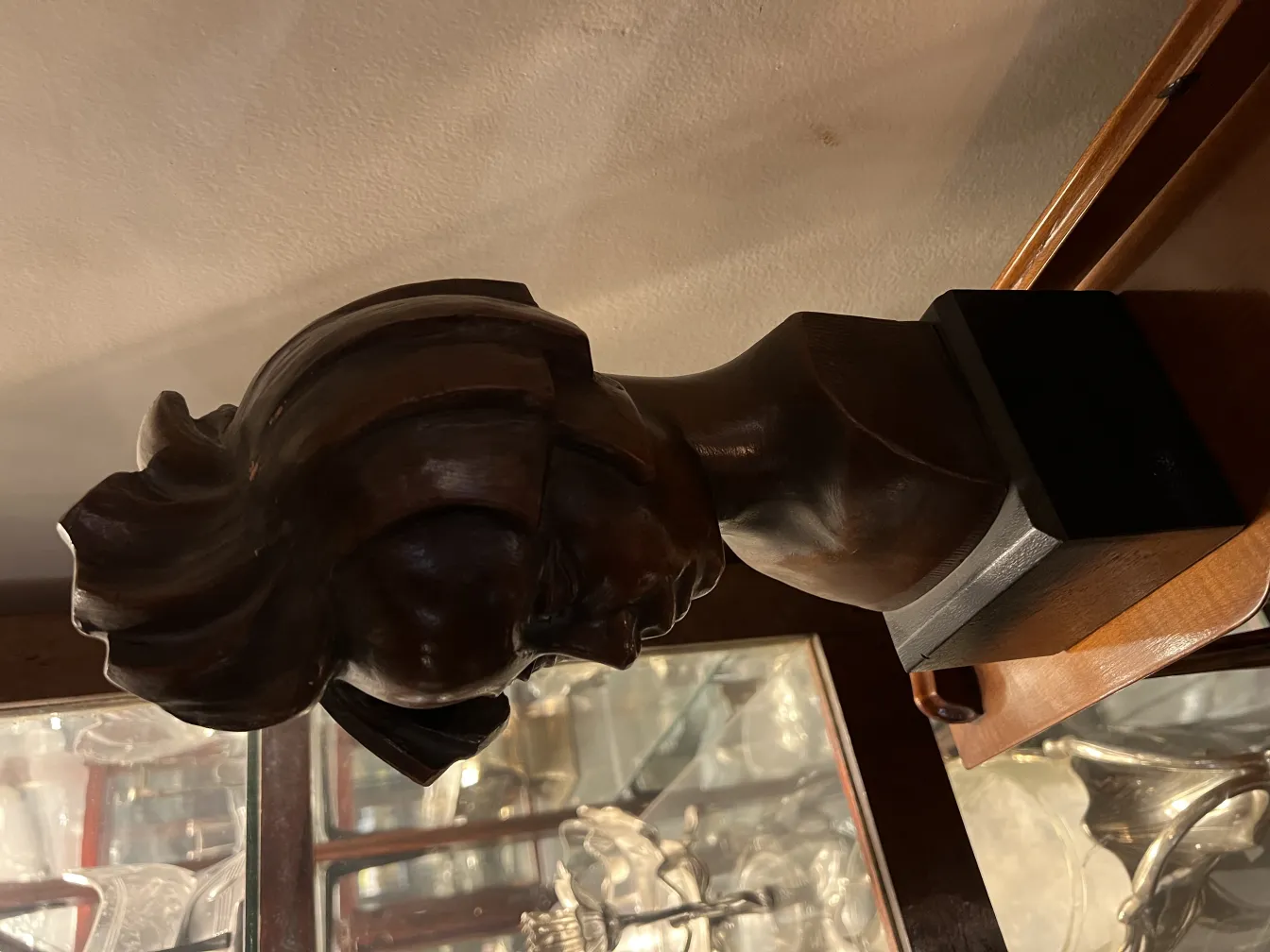 busto antico esposto con dettagli decorativi