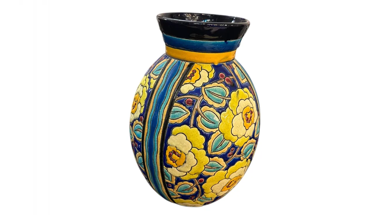 Vaso de cerâmica decorativa com flores amarelas e azuis.