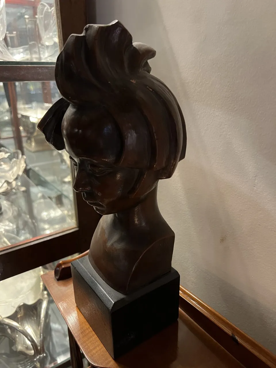 Busto antigo de figura esculpida com detalhes