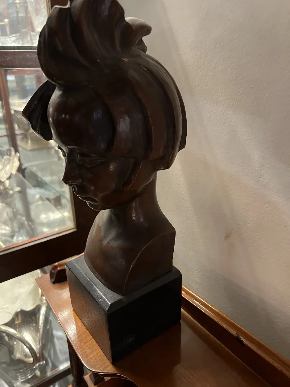 scultura antica di busto femminile con capelli stilizzati