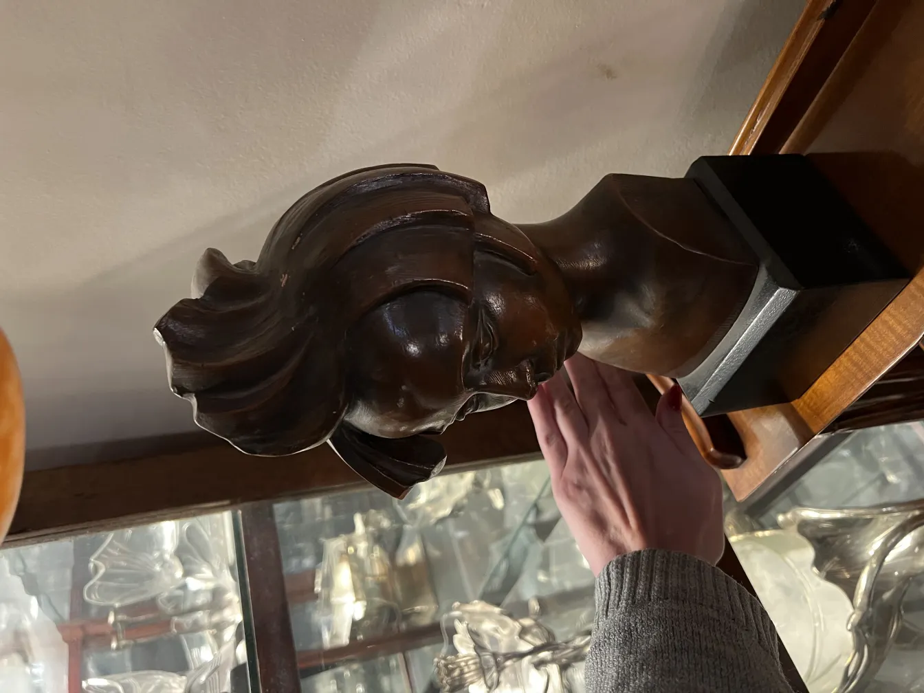 Sculture antique d'une tête féminine avec des détails fins.