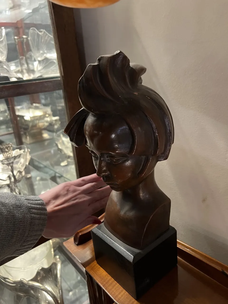 scultura antica di volto femminile con acconciatura