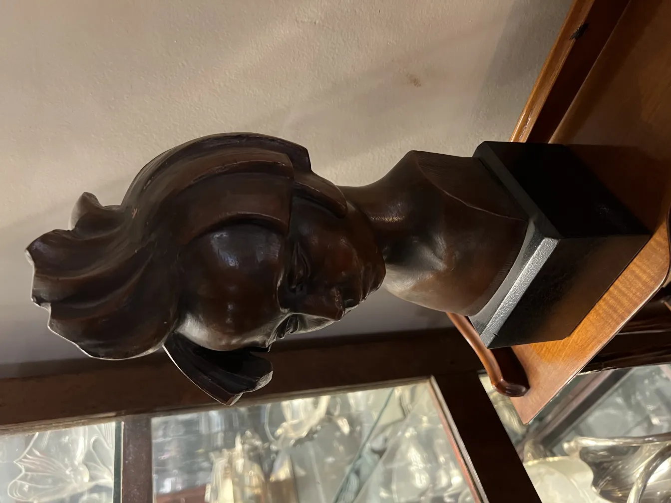 escultura antiga de busto com detalhes expressivos