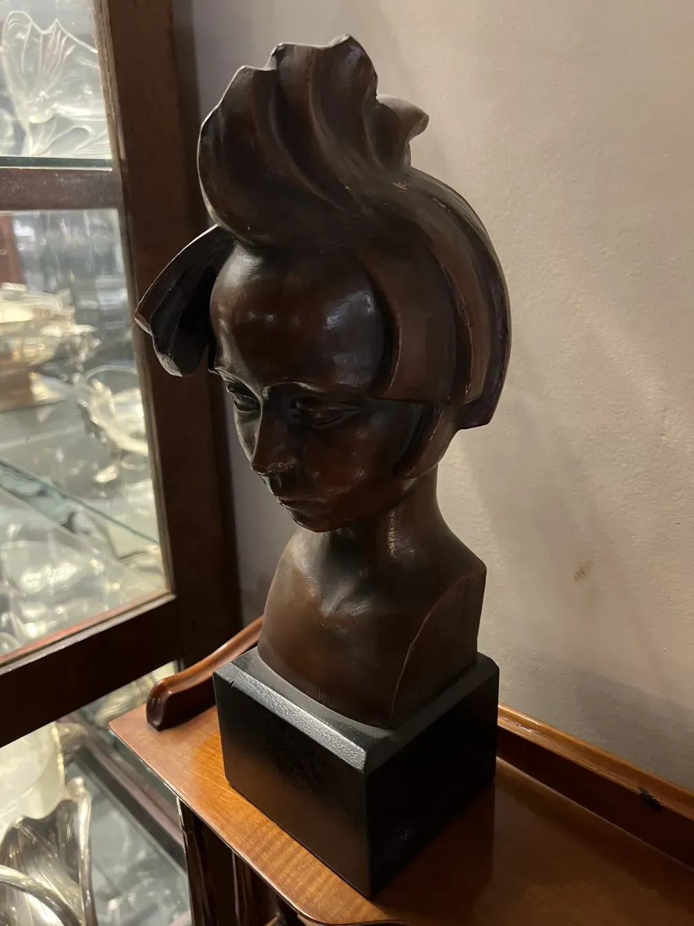 busto antiguo de escultura detallado con cabello