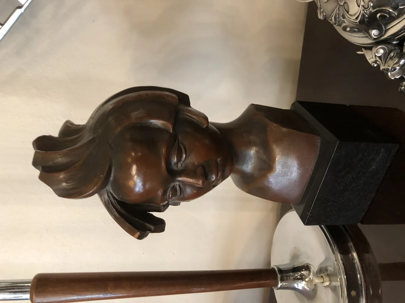 scultura antica di testa con dettagli visibili