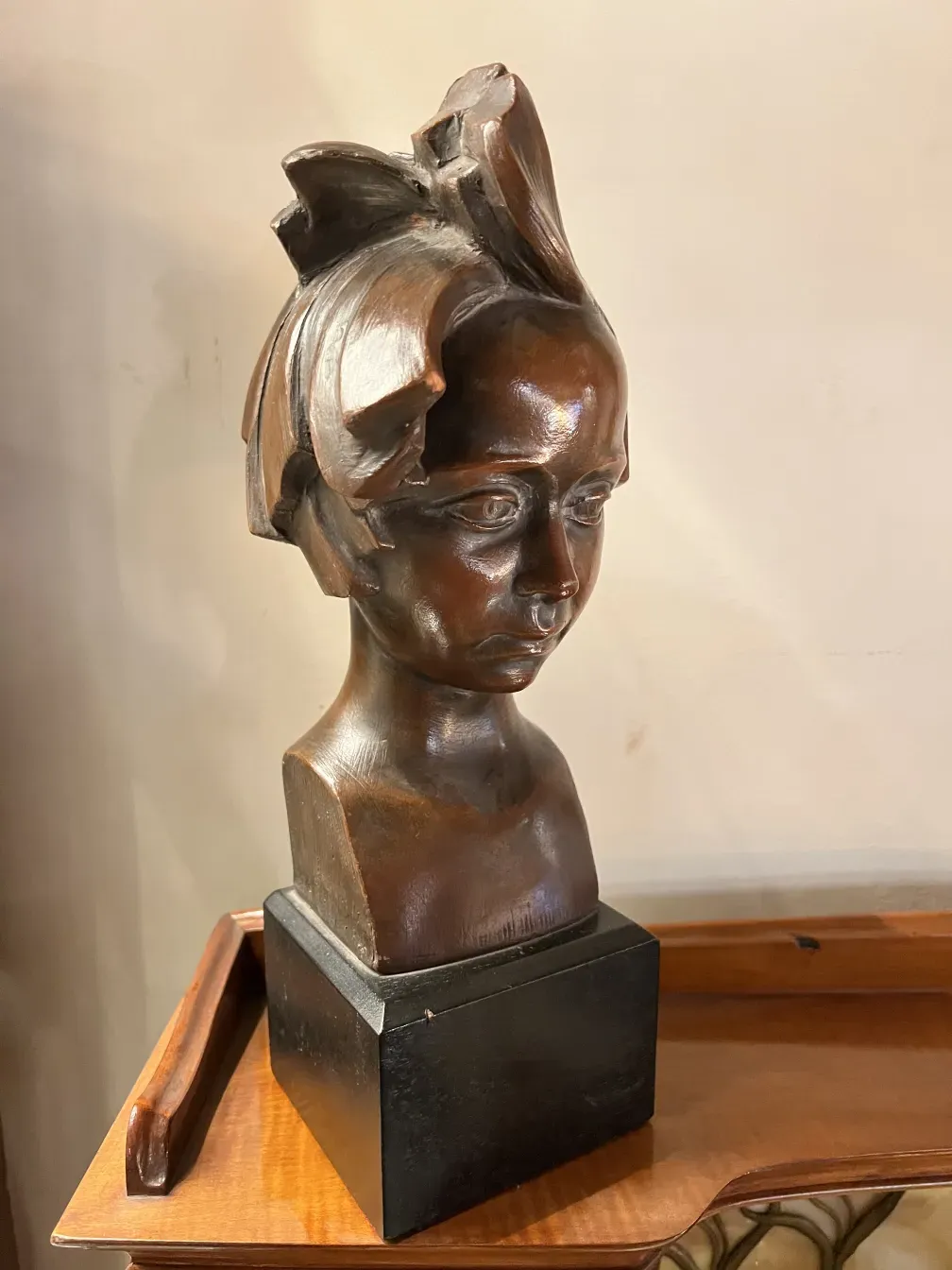 Busto antico di ragazza con dettagli di viso e capelli