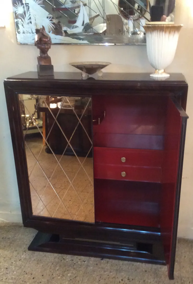 detaillierte antike Skulptur in einem eleganten Raum mit Spiegel