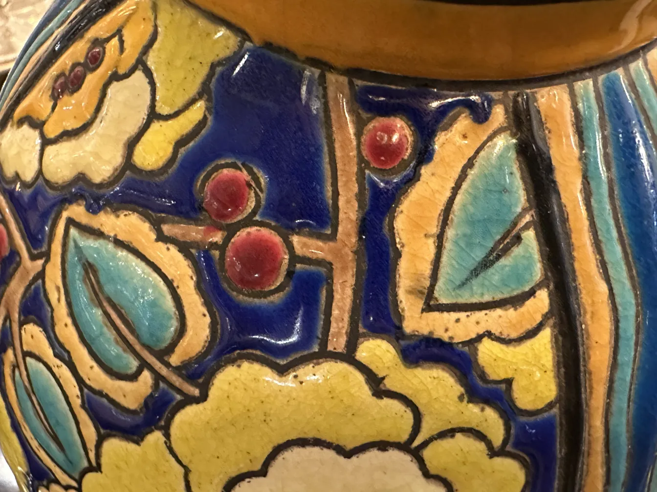 vase antico in ceramica con fiori gialli e blu