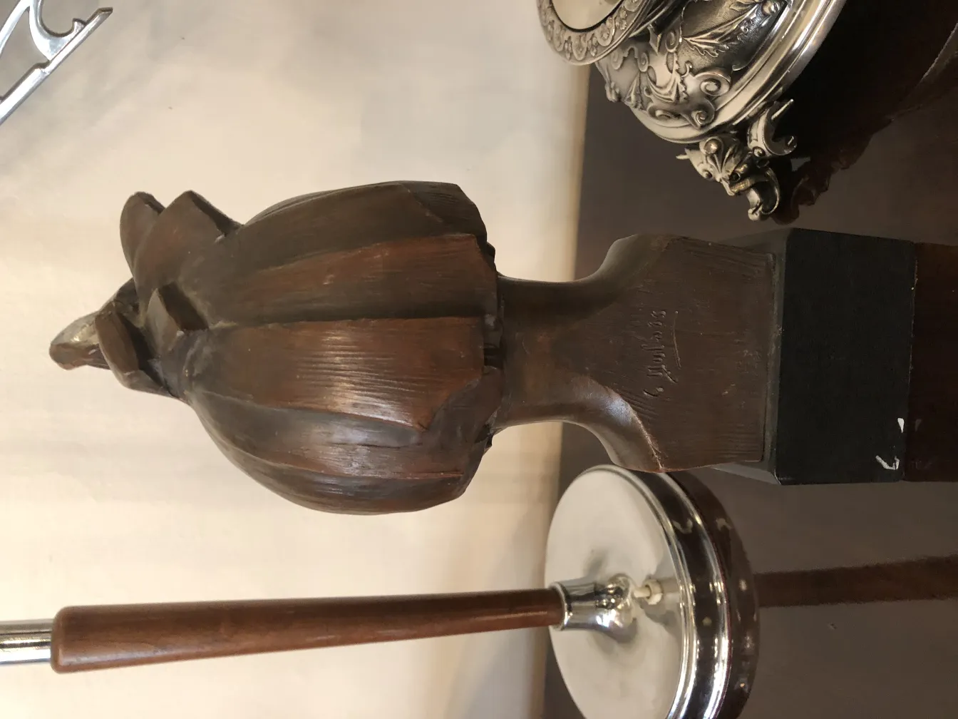 détails de sculpture antique en bois en forme d'oiseau