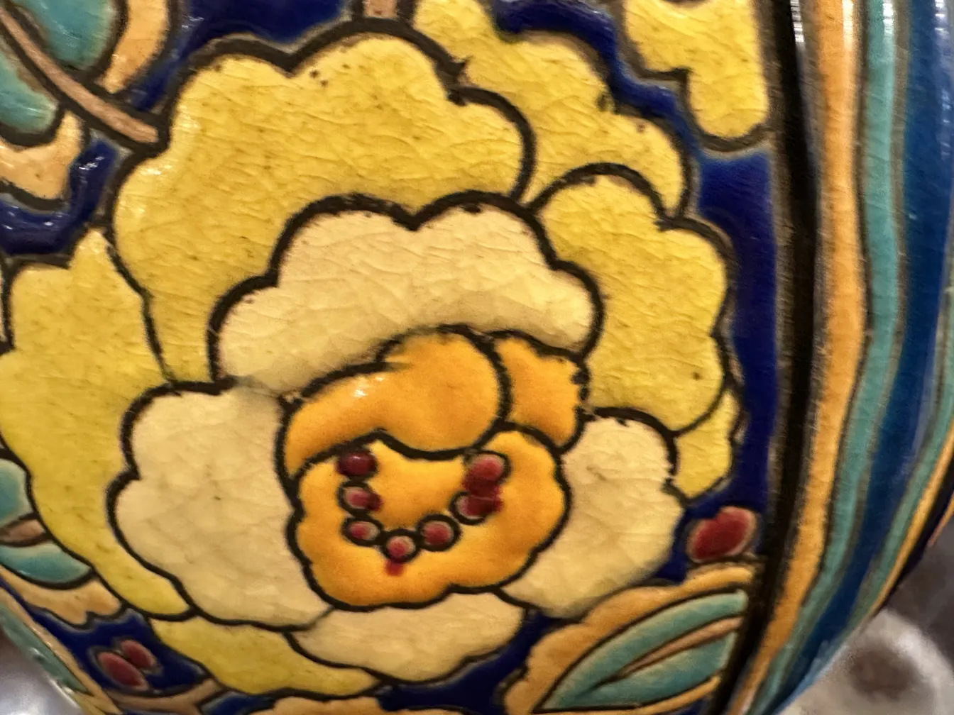 光沢のある釉薬で装飾された古代陶器の花模様。