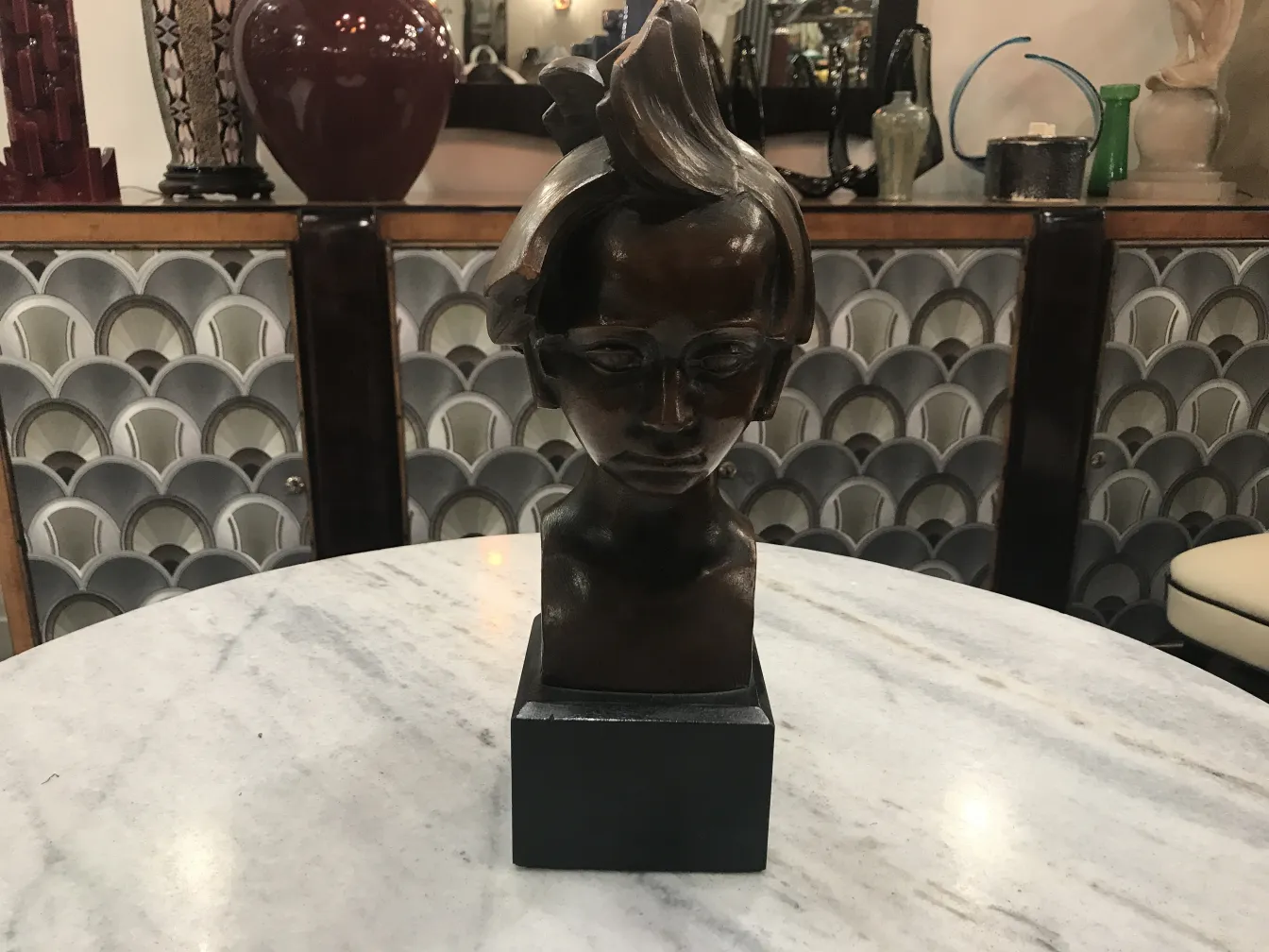 escultura antigua de una mujer con detalles