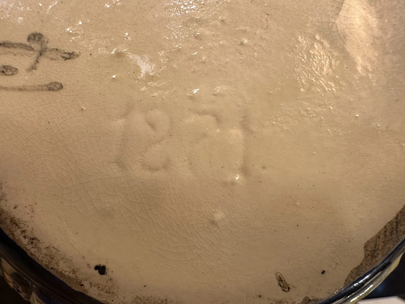 Detalhe de cerâmica antiga com inscrição e textura