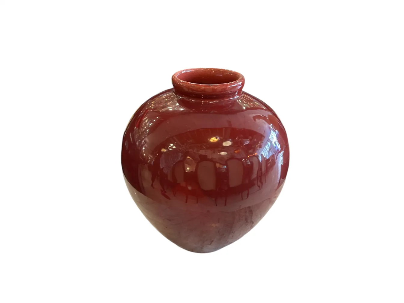 Vaso antico in ceramica rossa lucida con forma ovale.