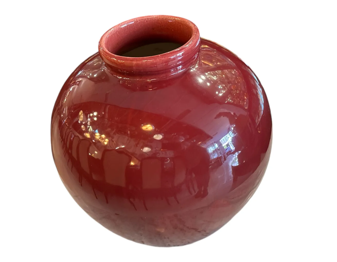 Vaso de cerâmica antiga de cor vermelha brilhante com acabamento polido.