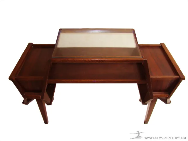 Escritorio antiguo de madera con acabado brillante y tapa de vidrio