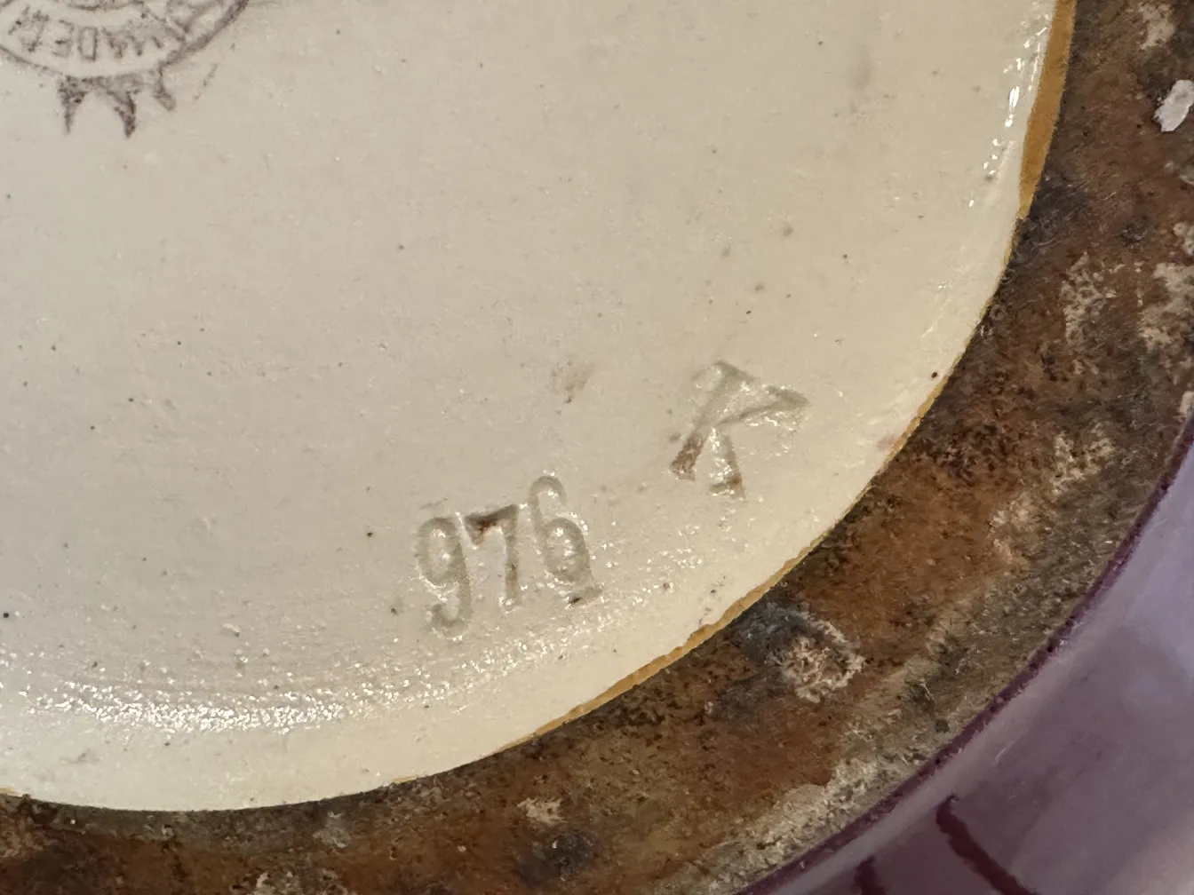 Base de cerâmica antiga com selo visível e marcas