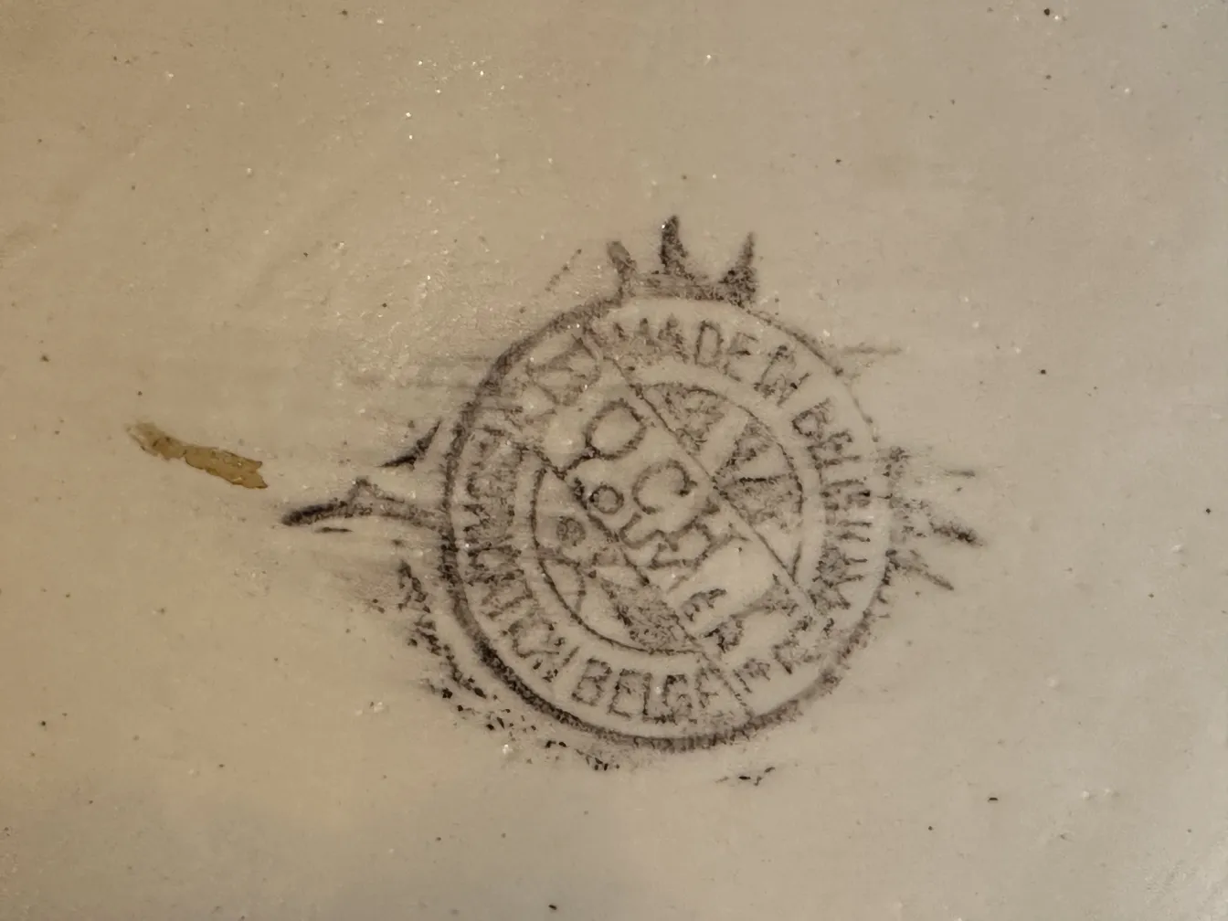 marque de Boch frères Keramis sur une surface de céramique antique